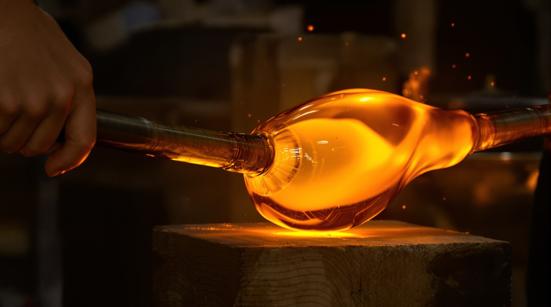 Lichtdurchlässige, honigfarbene Glasstücke fangen das warme Werkstattlicht